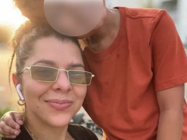 Foto pessoal de Amanda Alves Santana, com uma criança ao lado (rosto preservado)