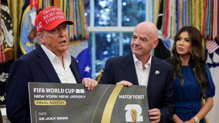 Donald Trump e Gianni Infantino, presidente da FIFA, exibem cartaz da Final da Copa do Mundo 2026 em Nova York/Nova Jersey