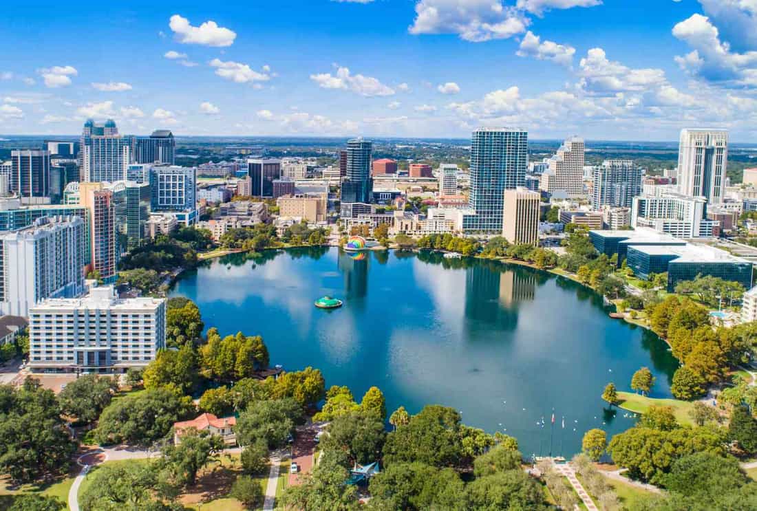 Vista aérea do centro de Orlando com os arranha-céus ao redor do lago Eola e seu chafariz