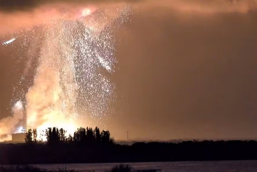 Bola de fogo durante a explosão do foguete New Glenn em Cabo Canaveral