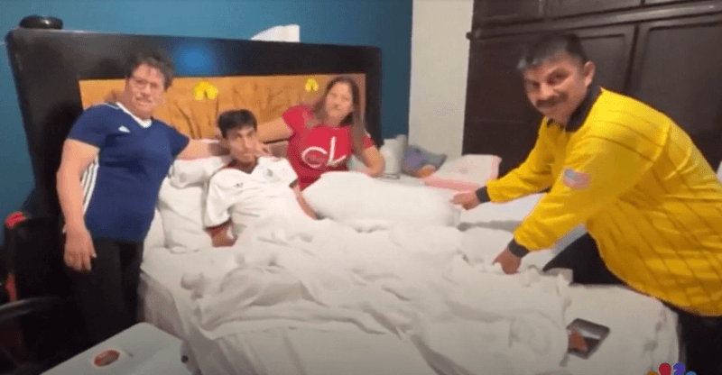Kevin González em sua cama de hospital ao lado dos pais no México