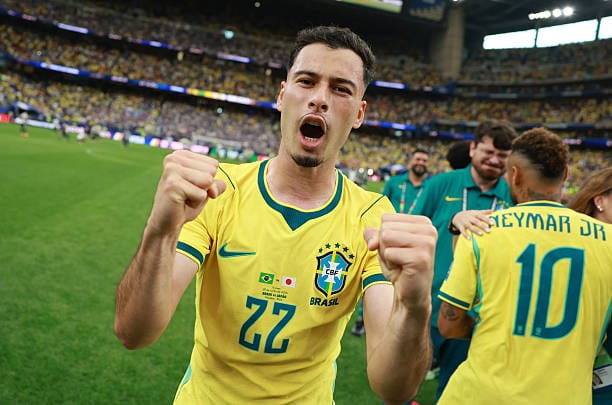 Gabriel Martinelli comemora com os punhos cerrados a vitória do Brasil sobre o Japão na Copa do Mundo 2026, com Neymar ao fundo