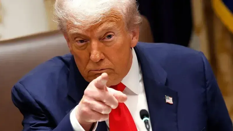O presidente dos Estados Unidos, Donald Trump, apontando durante reunião