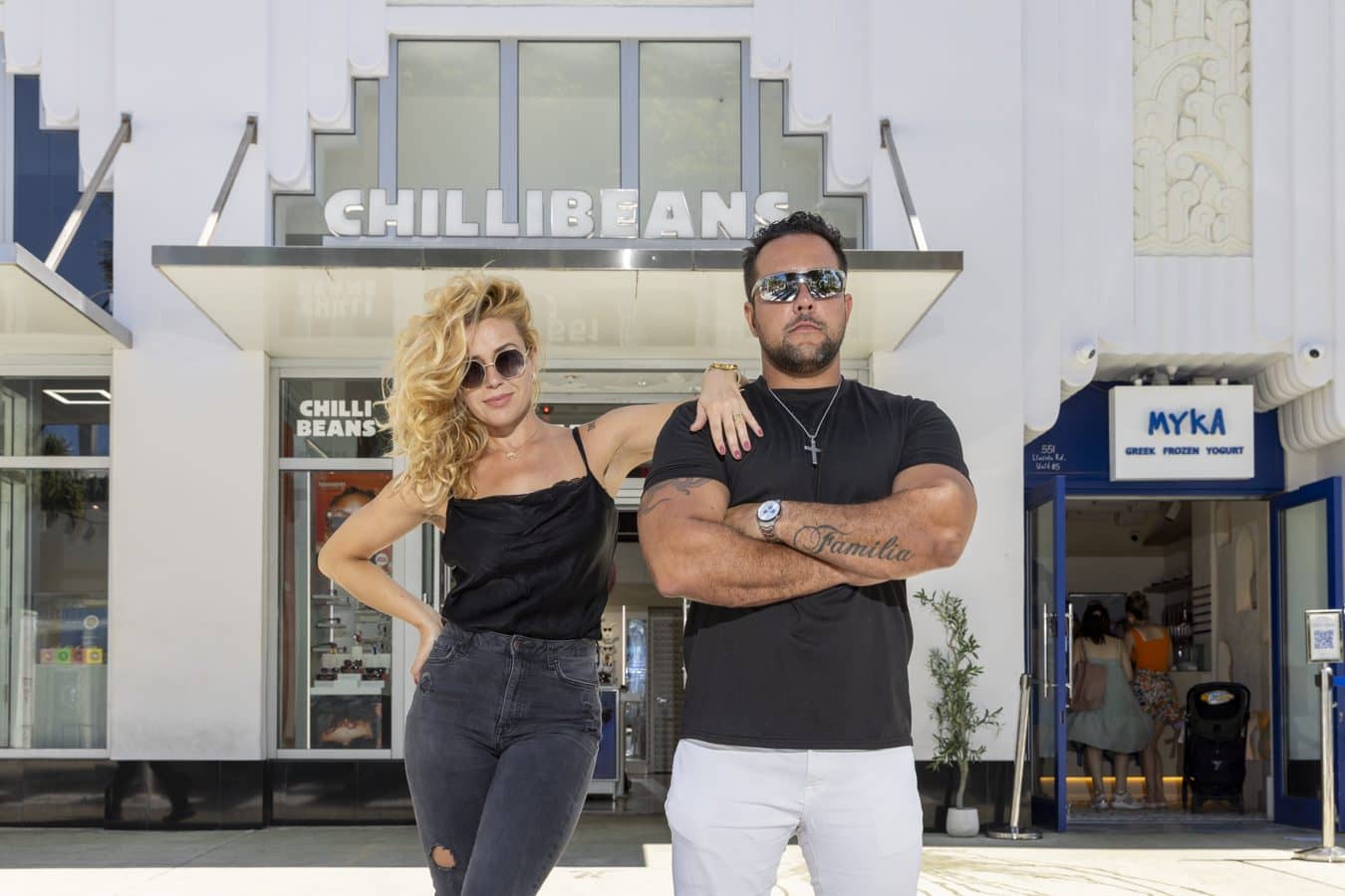 Fachada da loja da Chilli Beans na Lincoln Road, em Miami Beach, com letreiro da marca sobre prédio art déco branco