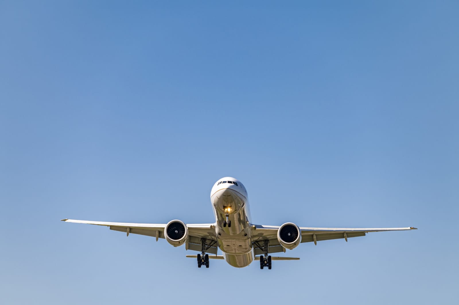 Avião comercial decolando contra o céu azul