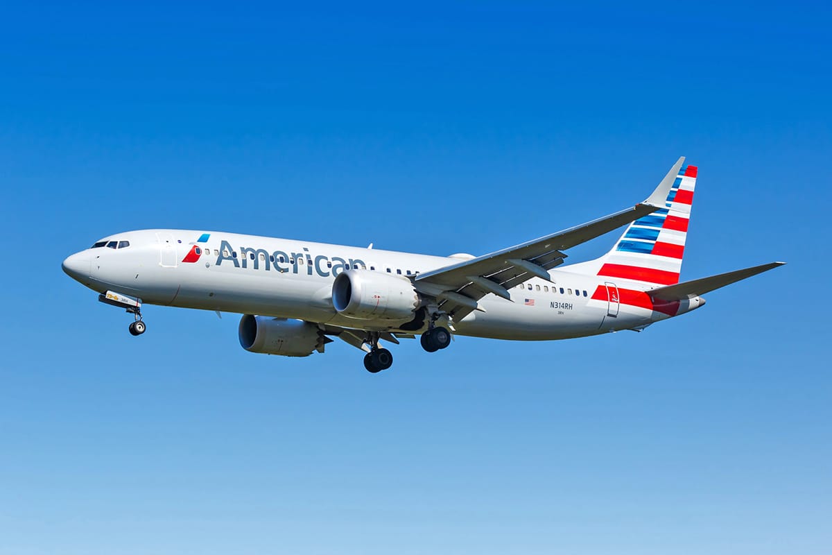 Avião Boeing 737 MAX da American Airlines em um aeroporto