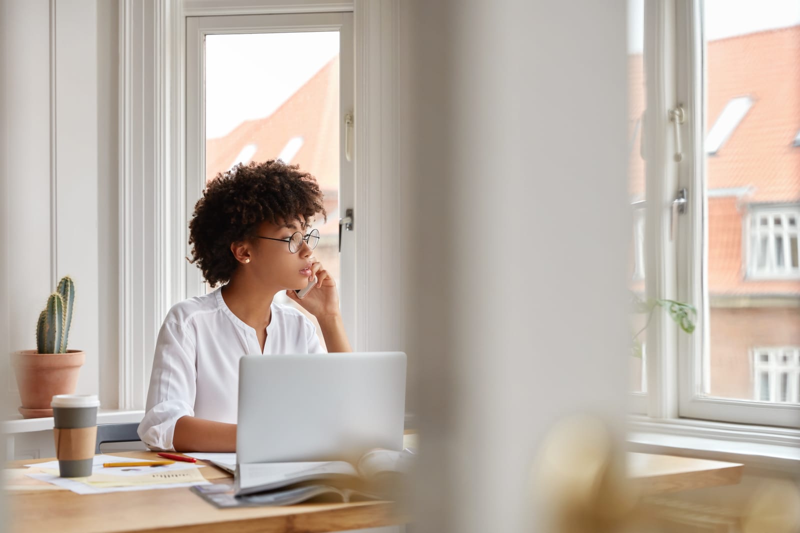 Escritório corporativo americano com funcionários em mesas de trabalho