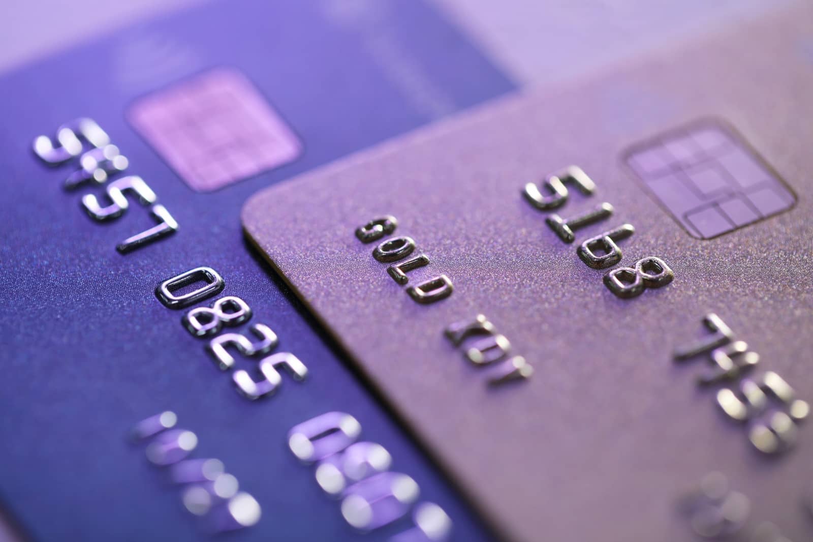 Cartões bancários dourado e roxo, em close