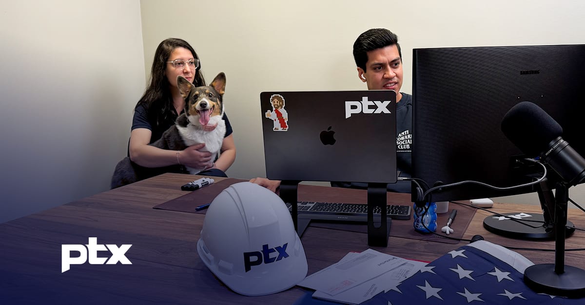 Um homem e uma mulher trabalham lado a lado em uma mesa de escritório com computadores e microfone, com a marca ptx ao fundo