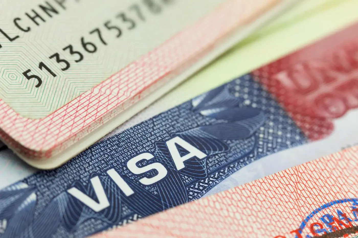 Close de um visto americano colado na página de um passaporte