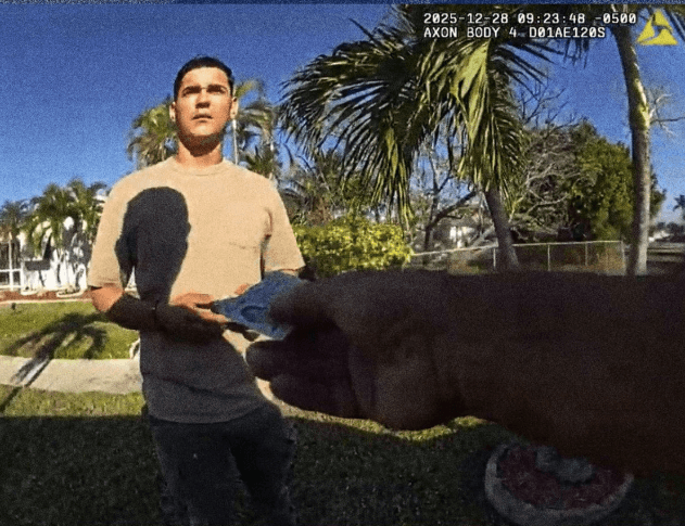 Frame de bodycam policial mostrando homem sendo abordado em rua residencial da Florida