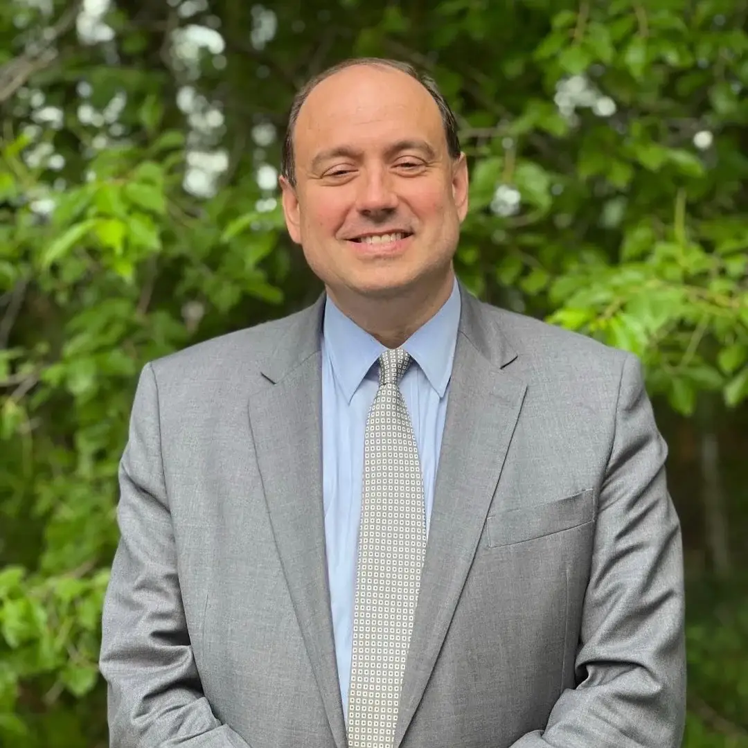 Senador estadual Jamie Eldridge em foto oficial de campanha