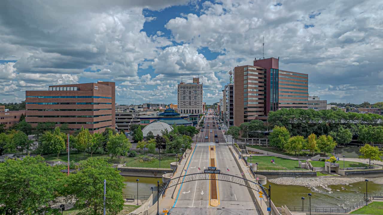 Vista aérea de centro urbano de cidade do Midwest americano com prédios e rio
