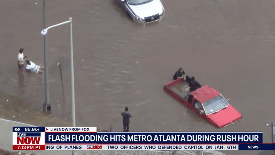 Vista aérea de via expressa em Atlanta tomada pela água, carros submersos durante enchente