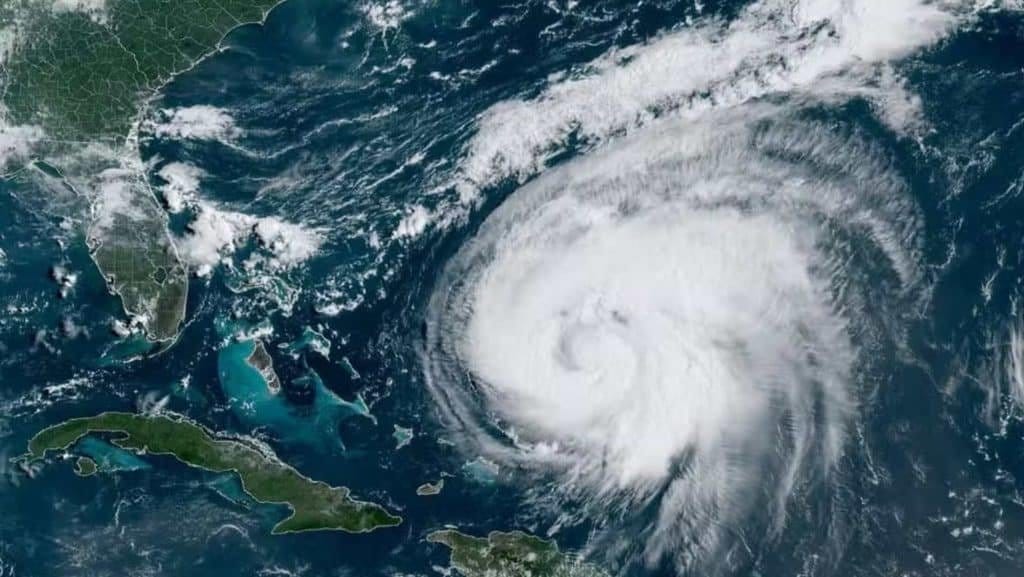 Imagem de satélite de furacão sobre o Atlântico, ao norte do Caribe, próximo à costa leste dos Estados Unidos