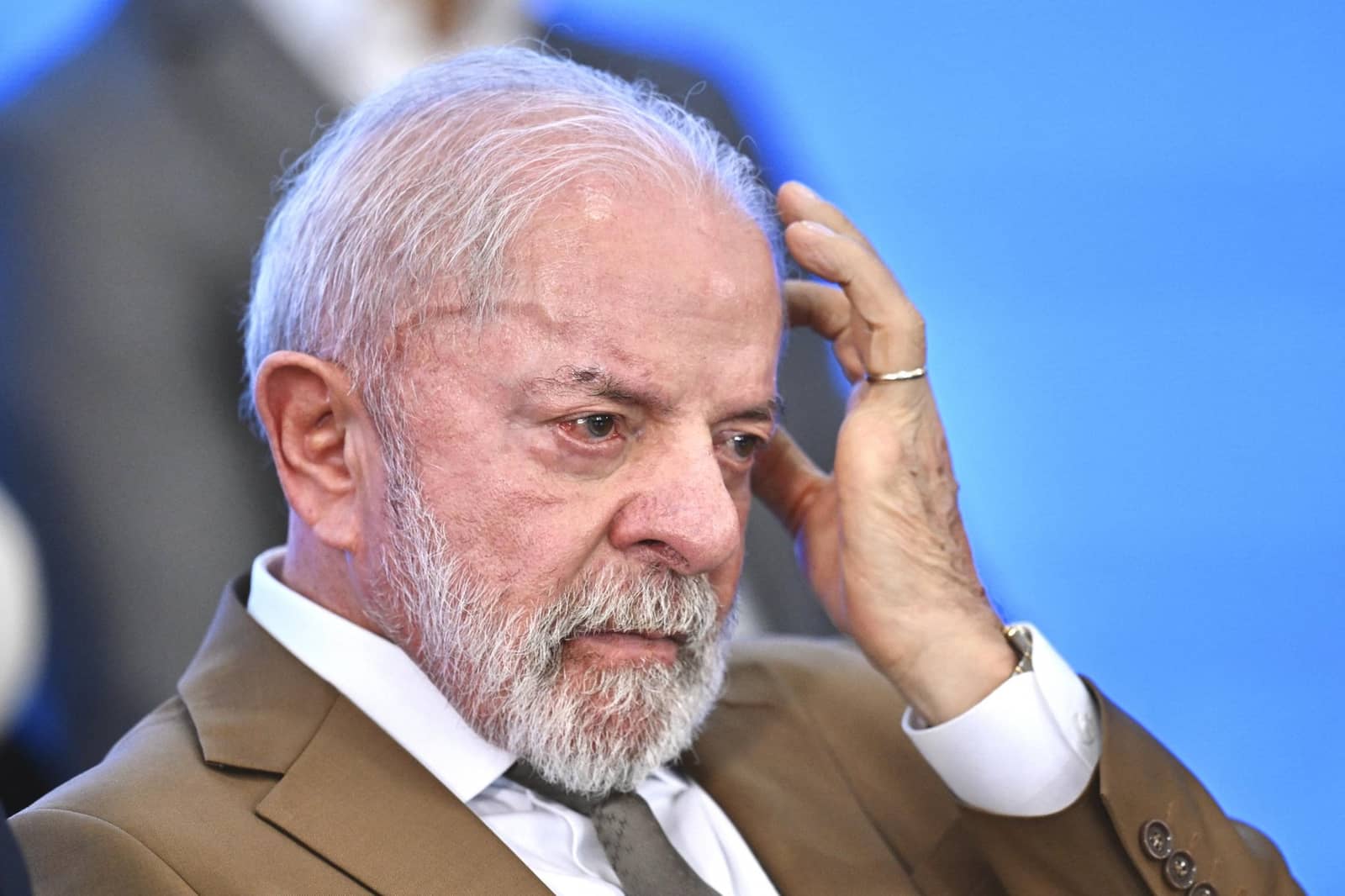 Presidente Luiz Inácio Lula da Silva, com a mão na cabeça, durante evento oficial