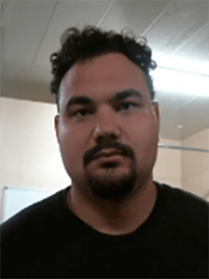 Retrato de um homem detido por agentes de imigração dos EUA