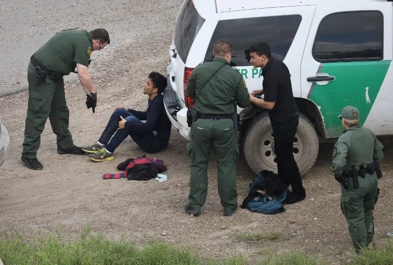 Agentes federais de imigração dos EUA durante uma operação
