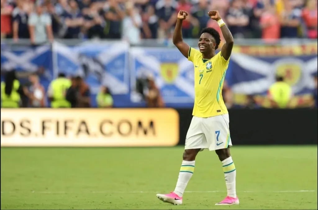 Vinícius Júnior, com a camisa 7 da Seleção Brasileira, comemora diante da torcida