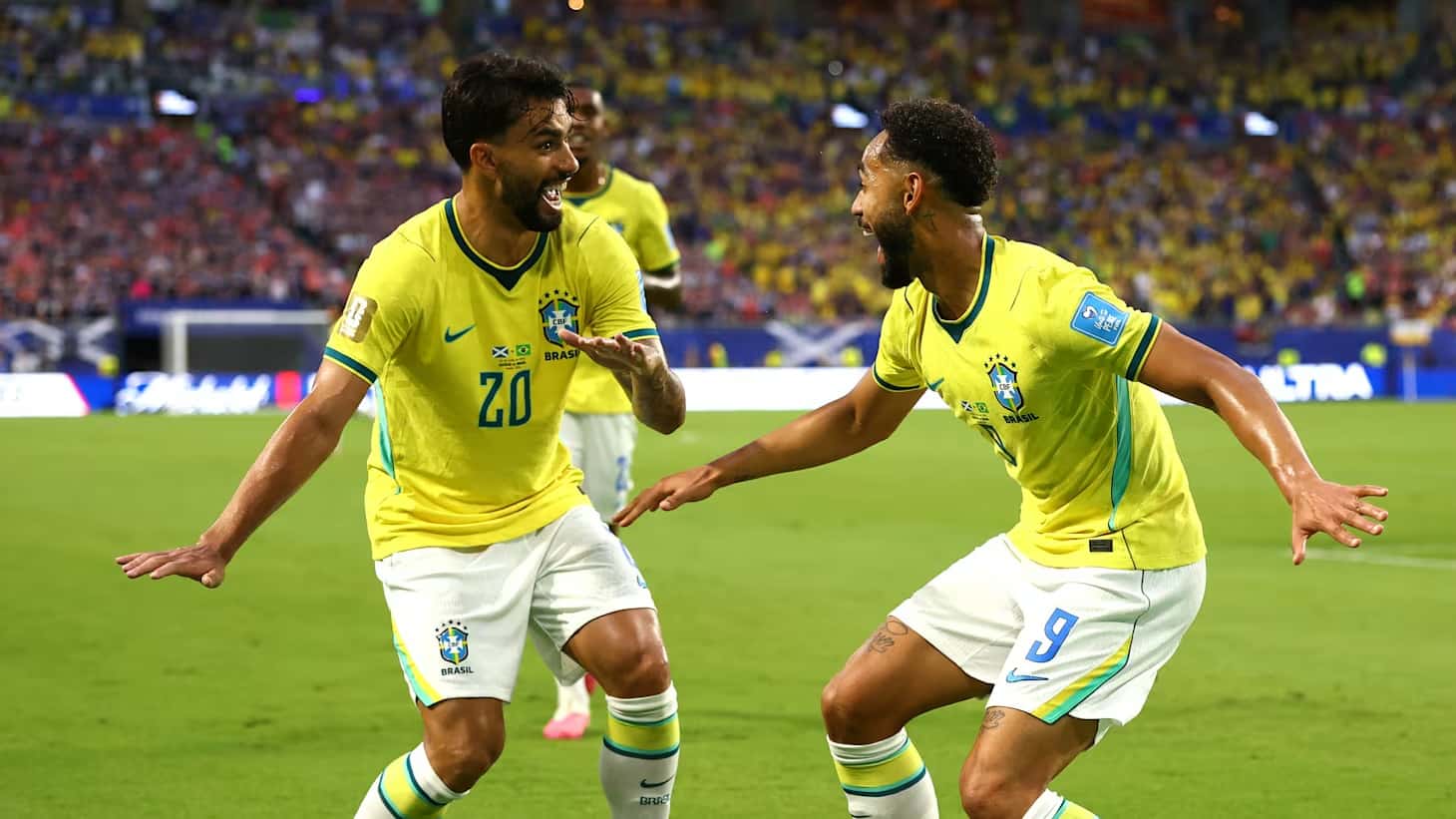 Jogadores da seleção brasileira comemoram gol durante partida da Copa do Mundo